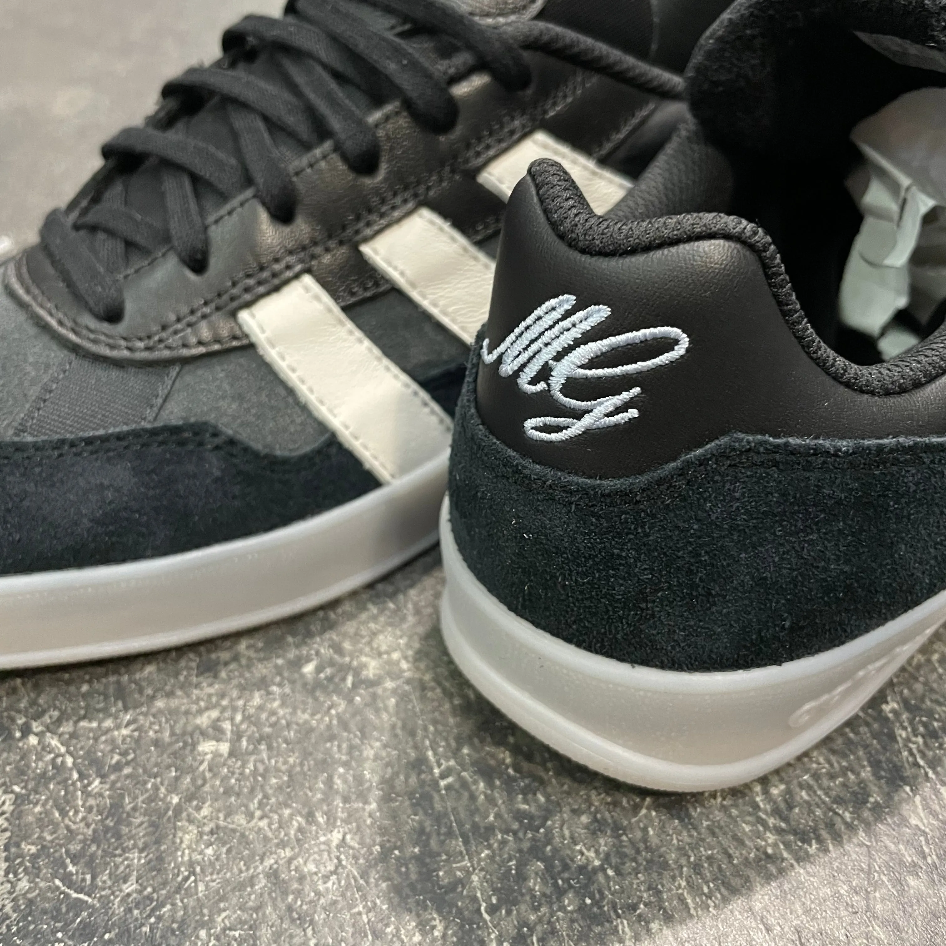 Adidas Aloha Super Black/White/Carbon